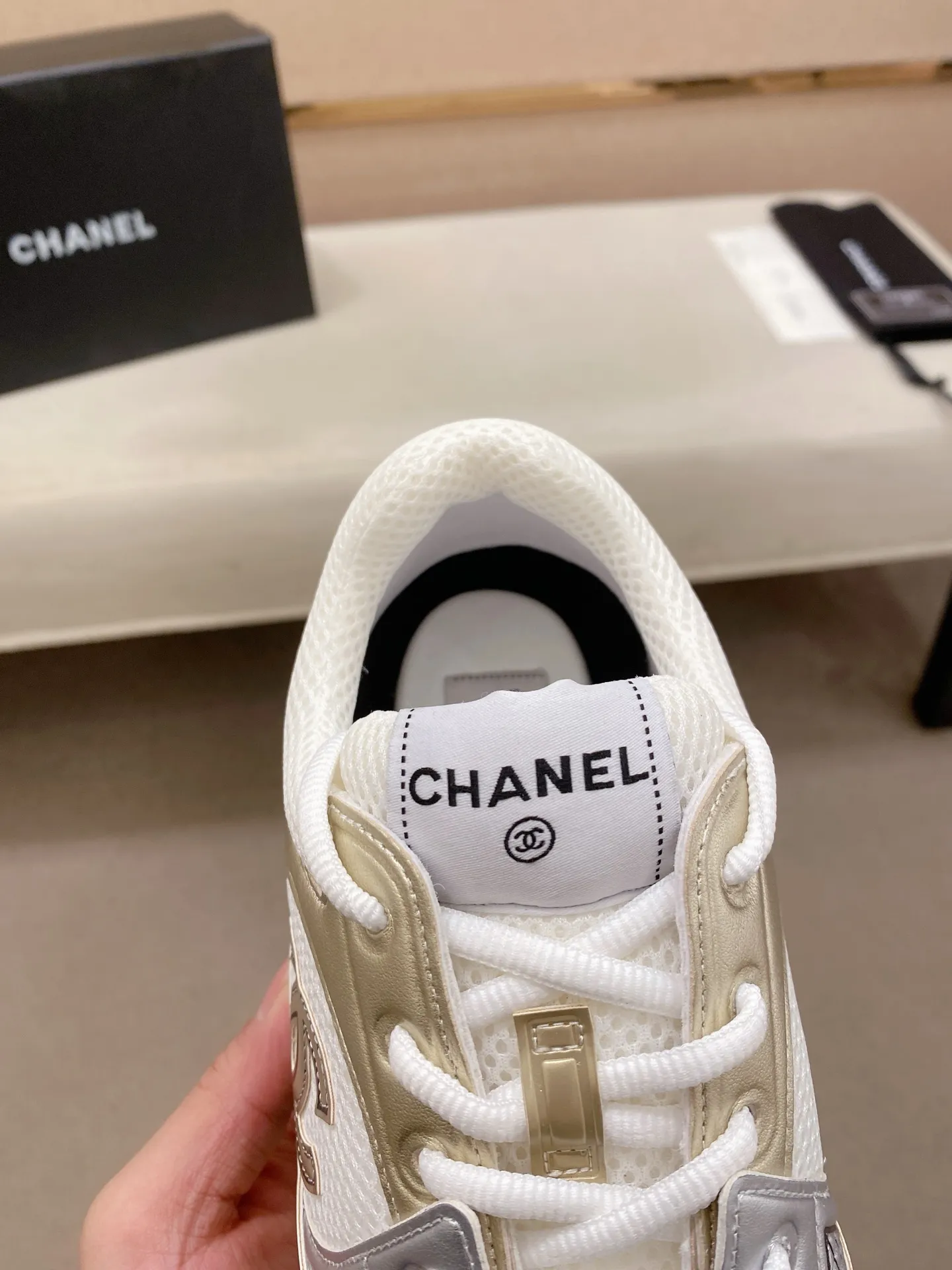 Factory price: 620💰 Chanel Chanel - 2026 counter top casual sports shoes This classic design; the upper is electro-embroidered with a variety of techniques; the outsole is fashionable and sporty; the extraordinary inclusion of a variety of color matching elements... The diversified mix and match is very beautiful and versatile, casual, fashionable, sports and outdoor can be taken into account... ꫛꫀꪝ Go➫ Material: ❶Upper is made of: Original imported high-mercerized smooth cow suede + special anti-mesh fabric ❷Inner use: original imported breathable mesh ❸Outsole based on: original TPU combination outsole Full set of boutique packaging for women 35–41 men 38-45